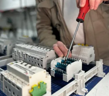 Montaje de un cuadro eléctrico con magnetotérmicos y bornas de conexión